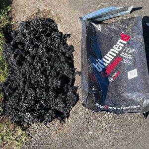Fill pothole with coldmix