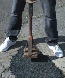 Compacting coldmix into a pothole