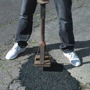 Compacting coldmix into a pothole
