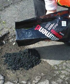 Filling a pothole with coldmix