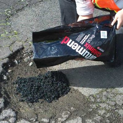 Filling a pothole with coldmix